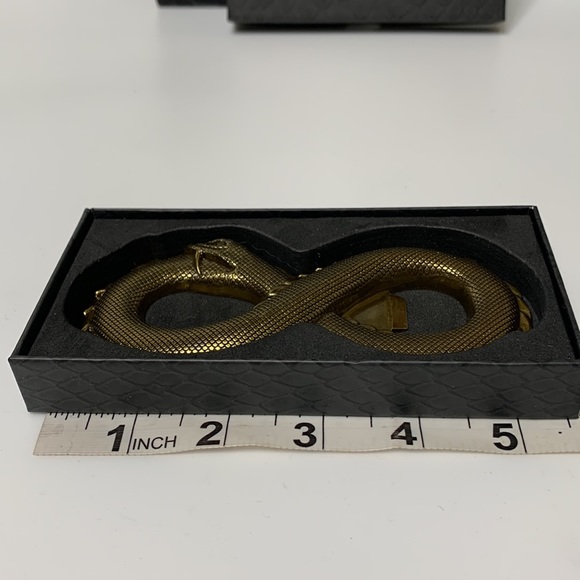 The WALKING DEAD Snake Bottle opener - Picture 3 of 11